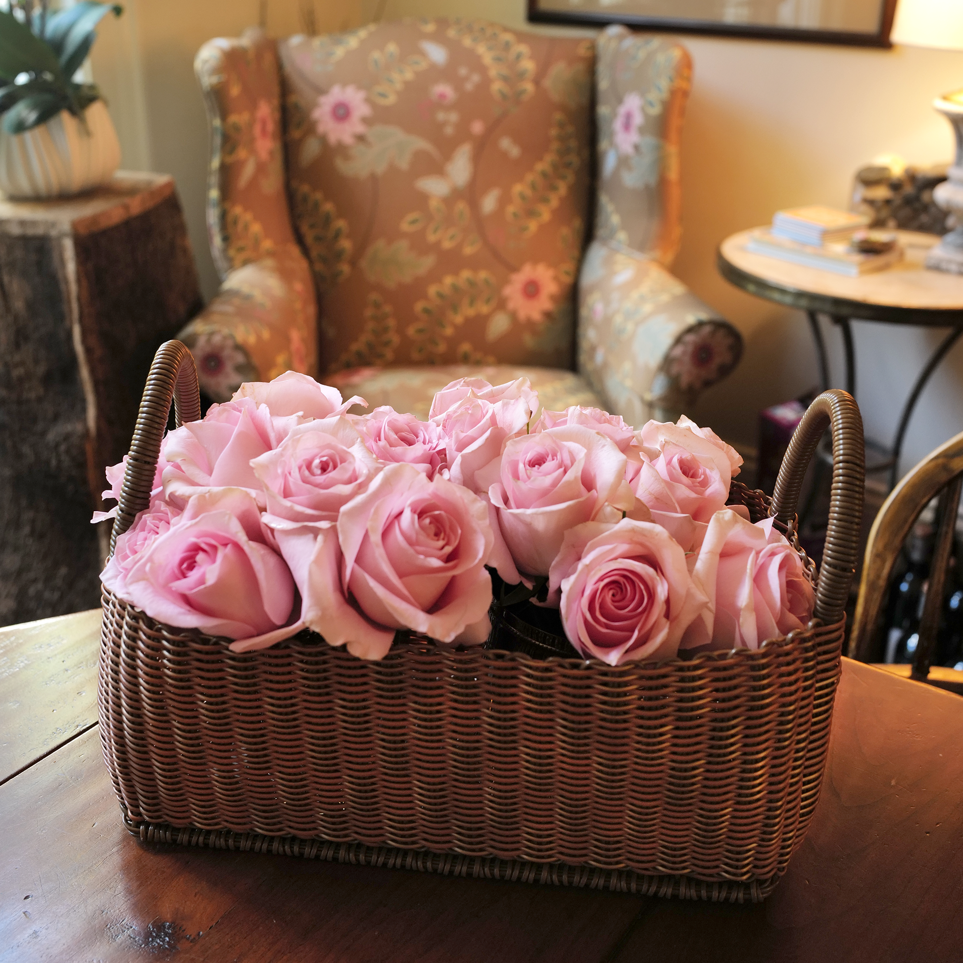 LilleyLine Brown Picnic Popper filled with Pink Roses